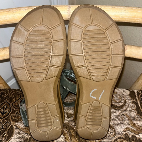 Daisy Fuentes Wedge Sandal - Picture 3 of 3